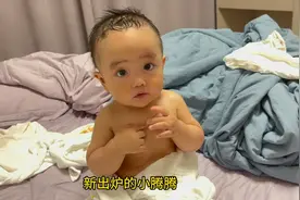 谁家小宝宝九个月还不会自己坐？一直爱吃手都不知道怎么给他改。视频封面