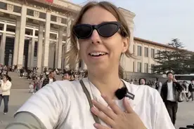 美国夫妇在北京旅游受挫，被中国人帮助后感动到哭！视频封面