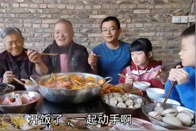 1080买龙虾海鲜整整30斤，儿孙围坐一桌烫火锅吃真热闹