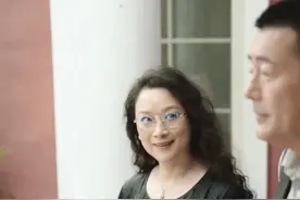 男人上一秒还开开心心的，怎料下一秒却笑不出来了！#玫瑰的故事视频封面