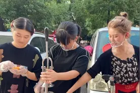 暑假带女儿们摆摊卖烤肠 不能光学习也要多体验生活 妈妈快被气炸视频封面
