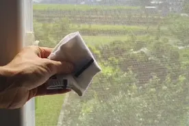 不管纱窗多脏多污，用一双旧袜子，不拆不卸，立马洁亮如新，厉害视频封面