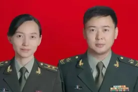 士兵成功求婚女中校副团长，两人结婚照爆出，如今，过的怎么样？视频封面