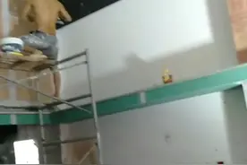 石膏板上批刮腻子粉，用板无忧腻子打底，防空鼓脱落！视频封面
