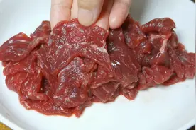 炒牛肉千万不要直接下锅炒，难怪嚼不动，教你技巧，鲜香又滑嫩