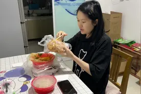 相差7岁姐弟恋，00后爸爸晚上12点下班，再累也要给宝宝胎教