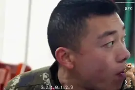 军旅生活，甜蜜瞬间：兵哥哥与小熊的温馨时刻视频封面