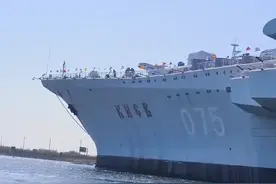 航母有多大呢？近看你就知道了。视频封面