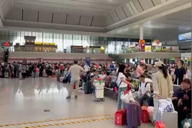 南宁东站，很多人大包小包离开南宁