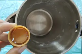 烧水壶里的水垢怎么去除？原来滴入一点这个东西，和新买一样干净视频封面