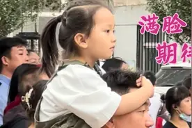 三岁宝宝去接哥哥放学，一眼就认出久未见面的哥哥，场面太感人了视频封面