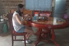 美女在老家过着躺平的日子，没有工作对象也不敢找，大家都很现实视频封面