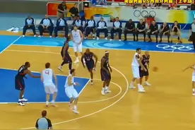 詹姆斯都吓到了！科比一肘子干翻加索尔，奥运决赛的强度果然够大视频封面