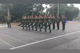 越军学中国踢正步，有模有样，但是与我们不起来，差距太大了!视频封面