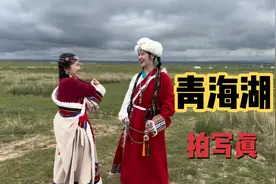 青海湖满湖的黄鱼，却无人捕捞，女儿在青海湖边拍写真，太好看了