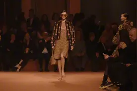 Fendi100周年把全世界超模都凑齐了！奚梦瑶重回T台台步依旧很棒视频封面