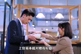 男人想给女朋友一个惊喜去接她下班，而她却跟男上司离开了视频封面