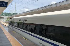 重庆万州高铁北站，夏日出行欢乐多多。交通要发展，铁路必先行。