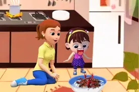 小宝宝帮妈妈洗龙虾被龙虾夹到屁股啦