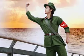 经典文化大革命歌曲《红卫兵》演唱中央乐团视频封面