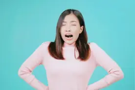 穿连体裤美女上厕所的尴尬瞬间，看看她们应对三急有多智慧！