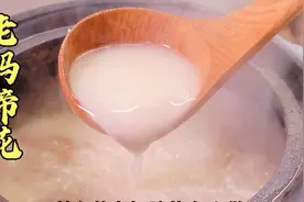 四川老妈蹄花做法，汤色奶白猪蹄软糯脱骨有妙招，秘制蘸料是绝配