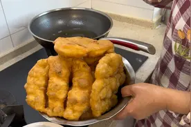 想吃炸油饼，不要去外面买了，自己在家就能做，蓬松暄软，好吃视频封面