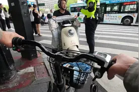 交警一会儿逮住两个！杭州骑电动自行车必须更加小心啦……视频封面