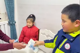 孩子放假回家急着去看戏，爷爷准备戏钱一人发5张，太高兴了！视频封面