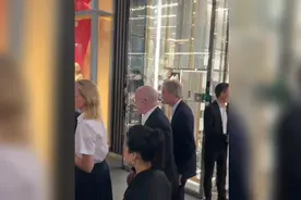 世界首富LV总裁在成都太古里，这是来数数中国街上有几个背LV的吧视频封面