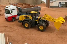 RC挖掘机挖土视频，小型模拟工地的工程车施工队视频封面