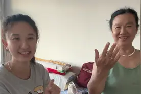 闺女回家送给老妈一个金戒指，愿时光温柔善待我淳朴善良的老妈❤️视频封面