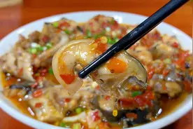 教你剁椒蒸鱼的家常做法，滑嫩鲜美，香辣又入味，酱汁拌饭也好吃