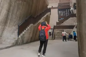 昔日的采石作坊，如今变身网红书房和舞台…缙云石宕苏醒中绽放。视频封面