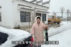 来给102岁太爷爷送个取暖器，太爷爷一直让重孙媳妇陪他喝点酒视频封面