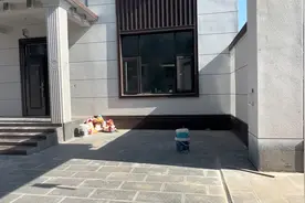 都说农村房子刷乳胶漆，最大的弊端是返潮脱皮，不如扣板实在