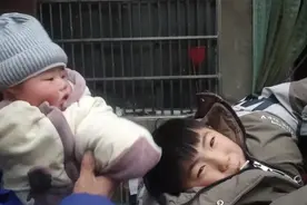 抱着小宝，大宝闹着也要抱，这就是回家的意义，一家人开开心心的视频封面