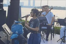 胡志明市，又名西贡。在这夕阳西下的傍晚，朋友们欢聚一堂视频封面