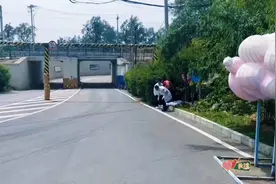 2025昌平国际公路自行车挑战赛我家门口成为了连环事故现场。视频封面