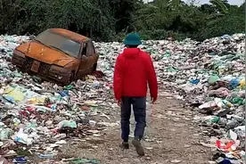 垃圾堆有辆报废劳斯莱斯，推回家后将它修复，上路那一刻太震撼了视频封面