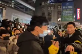 台湾中天新闻主持人直播，差点被绿蛙手撕，惊现影帝级表演视频封面
