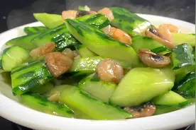 大厨教你黄瓜炒虾仁最家常的做法，脆爽可口，营养美味太香了。视频封面