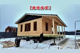 原来国外农村是这样建房的，3人仅仅4天时间就快速搭建一座自建房视频封面