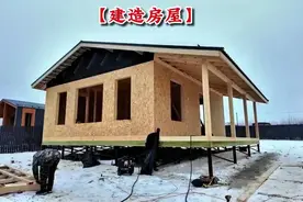 原来国外农村是这样建房的，3人仅仅4天时间就快速搭建一座自建房视频封面