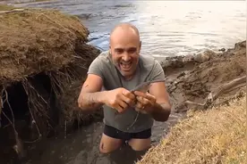 一口气看完德爷跟贝爷的荒野求生，两人求生技术不相上下，纪录片