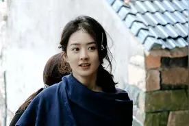 赵丽颖虽是圆脸，头却是真的小，和她同框的人脑袋像被放大了一倍