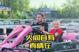 “当花臂大哥遇到残疾小弟，他的童年再也不是灰色了！”#治愈 #视频封面