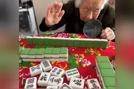 全家人陪96岁老太太玩，不玩都不行。视频封面