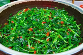 腌韭菜，切记不要直接加盐，多加一步，翠绿好吃，不发黄不易坏