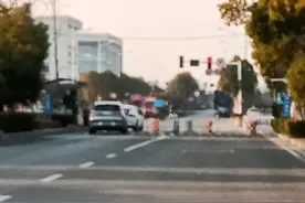 南京市栖霞龙潭街道私自违法占用市政公共道路设立收费停车！视频封面